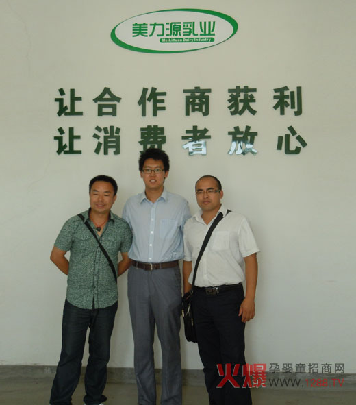 營銷中心總經(jīng)理武鵬飛與客戶合影