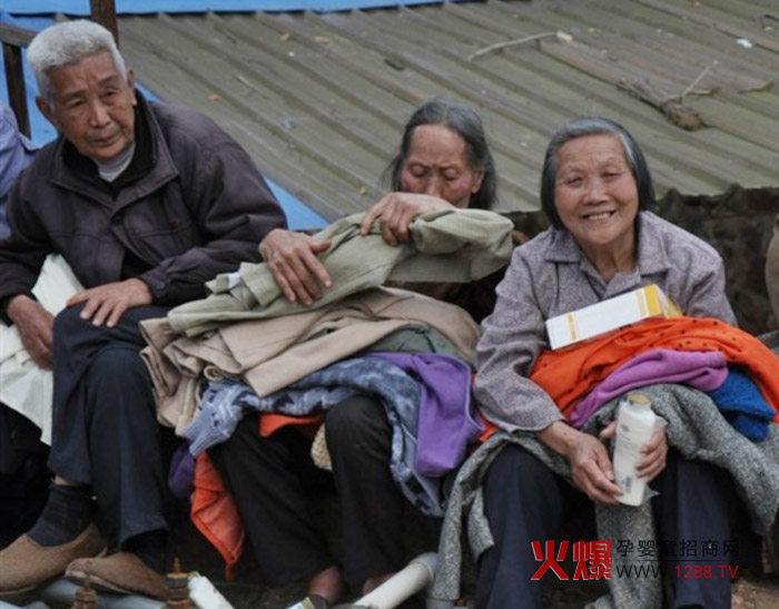貝寧食品與聯(lián)建建設(shè)集團(tuán)攜手給連州山區(qū)送溫暖