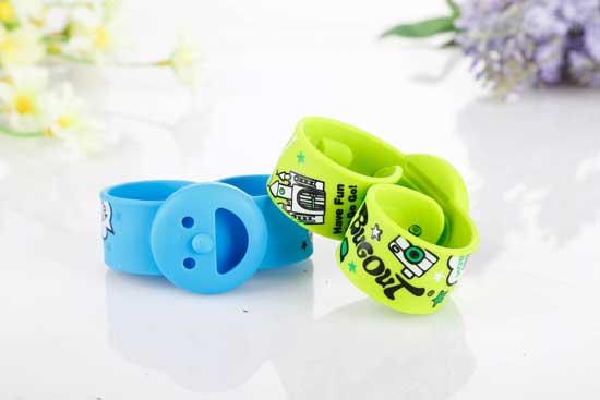 風(fēng)語(yǔ)笑臉?biāo){色綠色防蚊手表
