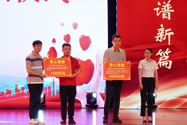 歐比佳乳業(yè)現(xiàn)場捐贈200罐總價(jià)值6萬元的悅貝彤兒童成長奶粉.jpg 歐比佳乳業(yè)現(xiàn)場捐贈200罐總價(jià)值6萬元的悅貝彤兒童成長奶粉.jpg