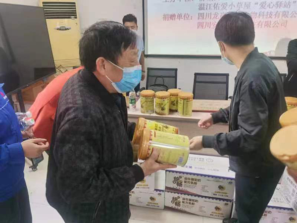 統(tǒng)暢駝奶愛心公益行動 (3).jpg 統(tǒng)暢駝奶愛心公益行動 (3).jpg