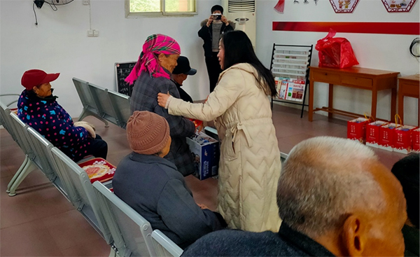 江西三誠實(shí)業(yè)有限公司負(fù)責(zé)人慰問老人.jpg 江西三誠實(shí)業(yè)有限公司負(fù)責(zé)人慰問老人.jpg