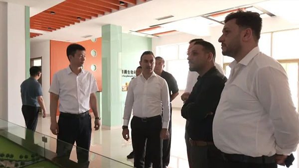 伊拉克客商一行到譜華威乳業(yè)集團有限公司參觀考察2.jpg 伊拉克客商一行到譜華威乳業(yè)集團有限公司參觀考察2.jpg