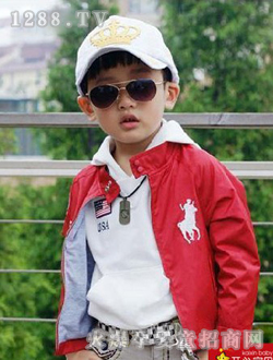 開(kāi)心寶貝紅色外套